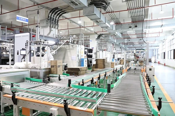 Production Workshop of Plastic To-Go Boxes